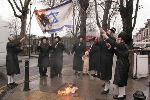 بالفيديو.. جماعة يهودية تحرق علم 