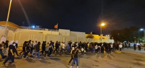 استمرار الإعتصام أمام مركؤ الشرطة في سترة + فيديو