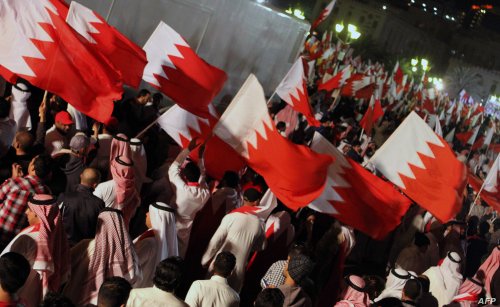 البحرينيون يخرجون بمظاهرة منددة بالجريمة السعودية بحق شيعة القطيف