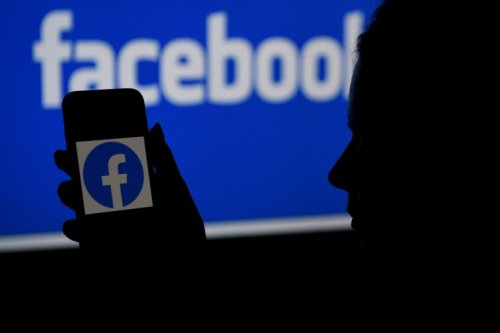 فيسبوك تنفي الاتهامات الموجهة لها بالسعي وراء المكاسب المادية