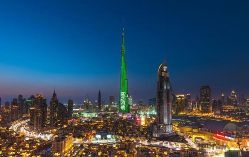 برج خليفة في دبي يضيئ بالعلم السعودي احتفالا باليوم الوطني