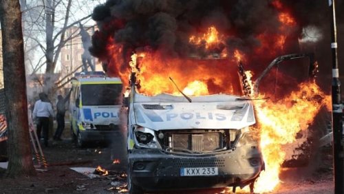 احتجاجات عنيفة في السويد علی حرق متطرف نسخاً من القرآن الكريم