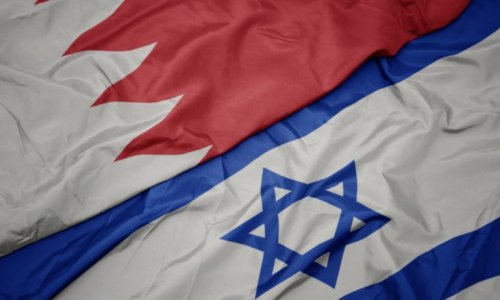 إعلام عبري: قادة البحرية الأمريكية والبحرينية والإسرائيلية يكتبون مقالا تطبيعيا مشتركا