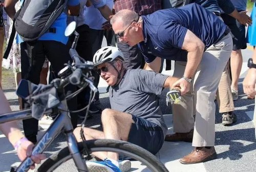 بالفيديو.. الرئيس الأمريكي بايدن يسقط من دراجته علی الأرض
