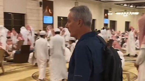 مراسل عسكري إسرائيلي جديد يزور السعودية ويتجول في مساجدها