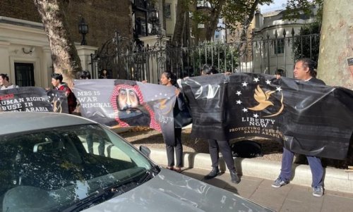 معتصمون في لندن يحتجون علی انتهاكات حقوق الإنسان في السعودية