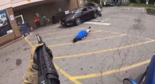بالفيديو.. عنصري نازي يقتحم أحد المتاجر في نيويورك ويقتل عشرة أشخاص