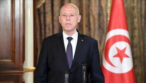 الرئيس التونسي يعلن تمديد تجميد البرلمان