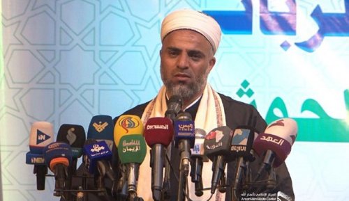مفتي الديار اليمنية يستنكر صعود المطبع العيسی منبر عرفة