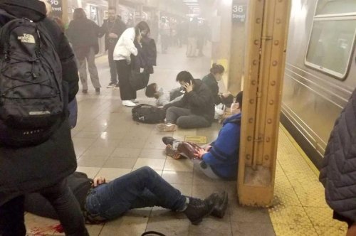 16 مصاب في إطلاق نار في مترو نيويورك والشرطة تفشل في القبض علی المنفذ