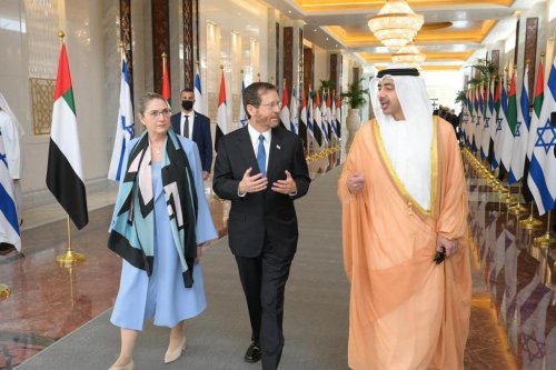 الرئيس الإسرائيلي يصل إلی دبي في أول زيارة بعد تطبيع العلاقات