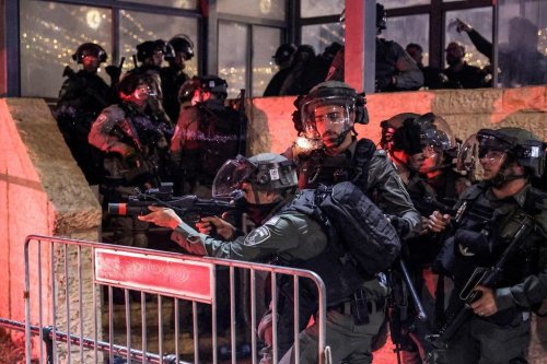 شاهد.. قوات الاحتلال تشن هجوم وحشي علی الفلسطينيين في باب العمود