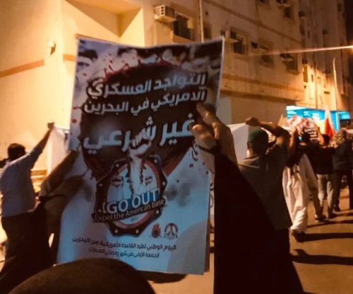 البحرينيون يخرجون في مظاهرة غاضبة في سترة عشية 