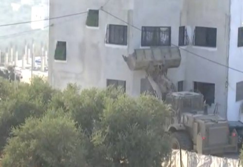 اشتباكات مسلحة في نابلس واستشهاد شاب واعتقال مطارد بعد محاصرة منزله