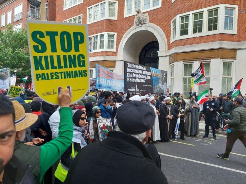 شاهد.. تظاهرات أمام مكتب رئيس الوزراء البريطاني واحراق العلم الصهيوني