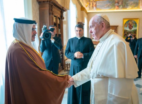 بابا الفاتيكان يدعو ولي العهد البحريني لوقف التمييز المذهبي وحلحلة أمور السجناء والمنفيين