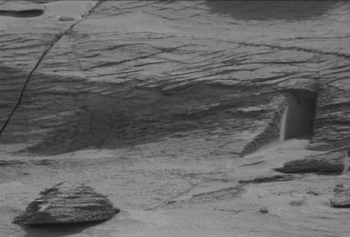 ناسا تنشر صورة لبوابة غريبة علی سطح المريخ