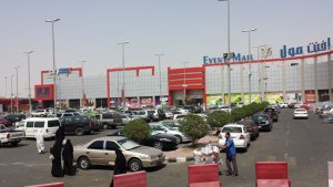 السعودية تسمح رسميا بفتح المتاجر خلال أوقات الصلاة