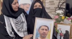 والدة الشيخ علي سلمان في الذكری الثامنة لاعتقاله: بطلي بعد عمرِي رافع راسي