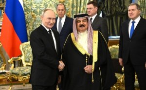 مسؤول إيراني رفيع المستوی: ملك البحرين أرسل رسالة لإيران عبر بوتين
