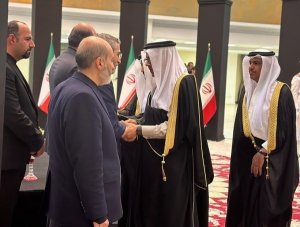 رغم عدم علاقات بين البحرين و الإيران، وصل وزير الخارجية البحريني إلی طهران لتقديم تعازيه