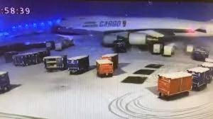 شاهد.. العاصفة الثلجية تؤدي لاصطدام طائرة شحن صينية في مطار شيكاغو الدولي