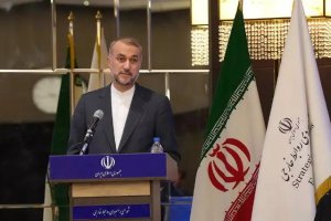 وزير الخارجية الإيراني: إيران والبحرين تفكران بعودة العلاقات إلی وضعها الطبيعي