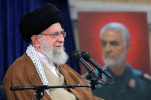 قائد الثورة الإسلامية: لا فرق بين اسرائيل وامريكا وبريطانيا ومساعدة بعض الدول الإسلامية للكيان الصهيوني خيانة