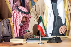 كونا| أمير الكويت يسلم بعض الواجبات لولي العهد