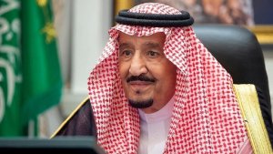 العاهل السعودي يوجه رسائل إلی زعماء الخليج