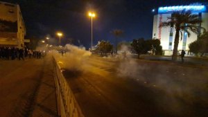 فورة غضب شعب البحرين المندد بجريمة الصهاينة/أصبحت شرطة آل خليفة هي المدافعة عن السفارة الإسرائيلية