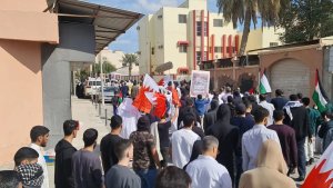 رفع الأعلام الفلسطينية في البحرين بعد صلاة الجمعة