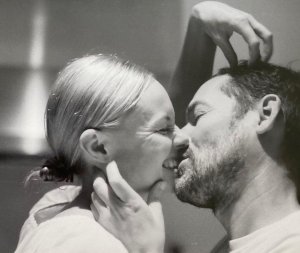 الممثلة الأمريكية كيت بوسورث تعلن انفصالها بقبلة رومانسية