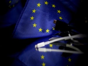 أوروبا تفرض شاحن موحد لجميع الأجهزة الإلكترونية وآبل تنتقد