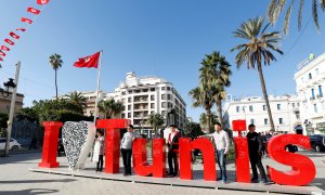 آلاف التونسيين يحتفلون بقرار الرئيس حل الحكومة وتجميد عمل البرلمان