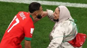 رقصة لاعب المغرب سفيان بوفال مع والدته بعد الفوز علي البرتغال