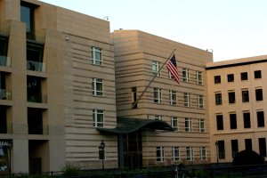 السفارة الأمريكية في البحرين تحذر مواطنيها الأمريكيين