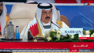 حاكم البحرين يطالب الفلسطينيين بإطلاق الأسری الإسرائيليين